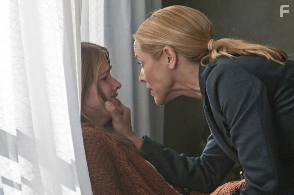 Maria Bello and Bre Blair in Главный подозреваемый (2011)