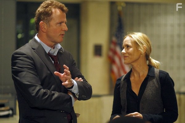 Aidan Quinn and Maria Bello in Главный подозреваемый (2011)