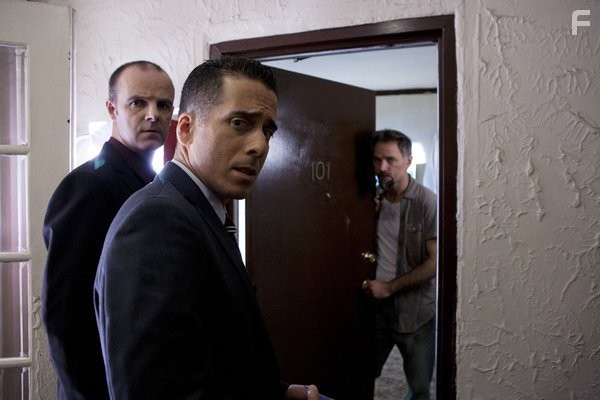 Kirk Acevedo, Br?an F. O'Byrne, and David Meunier in Главный подозреваемый (2011)
