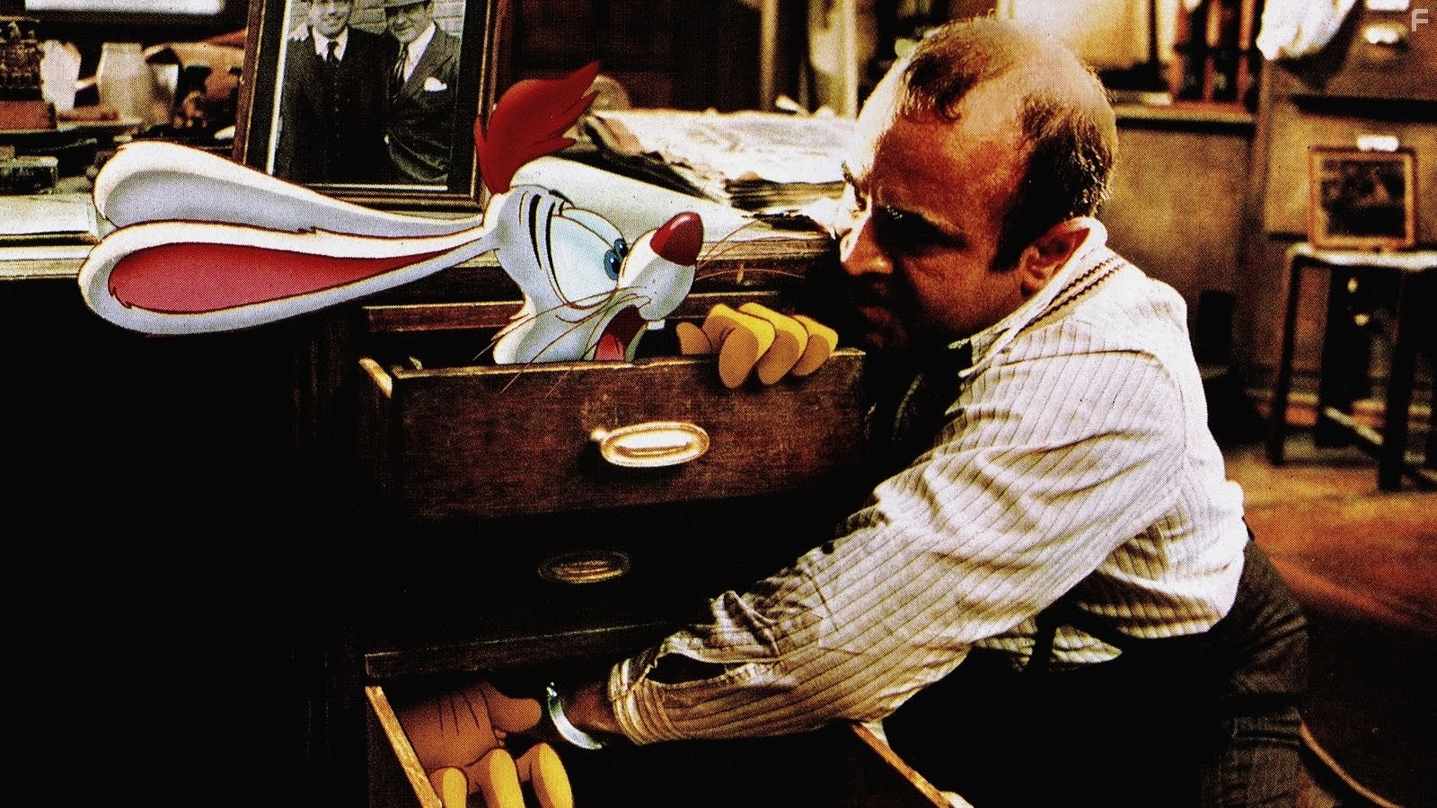 Bob Hoskins and Charles Fleischer in Кто подставил кролика Роджера (1988)