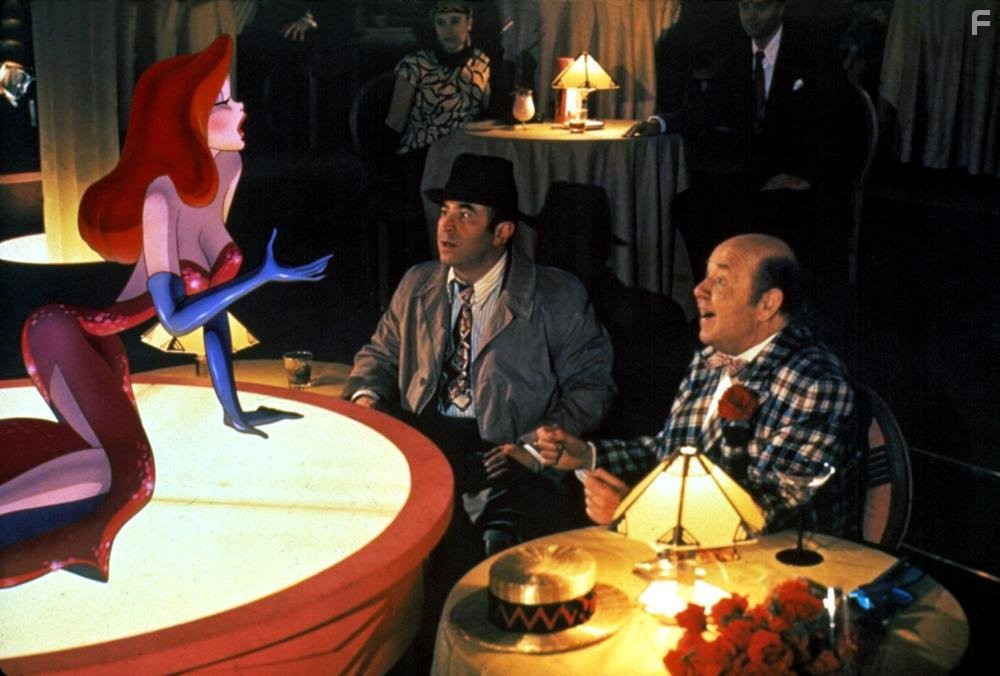 Kathleen Turner, Bob Hoskins, and Stubby Kaye in Кто подставил кролика Роджера (1988)