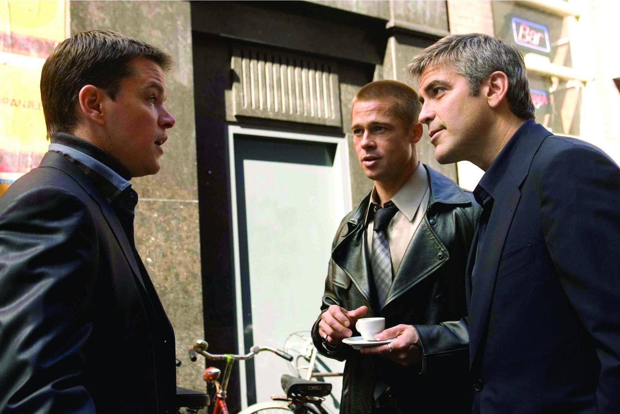 Brad Pitt, George Clooney, and Matt Damon in Двенадцать друзей Оушена (2004)