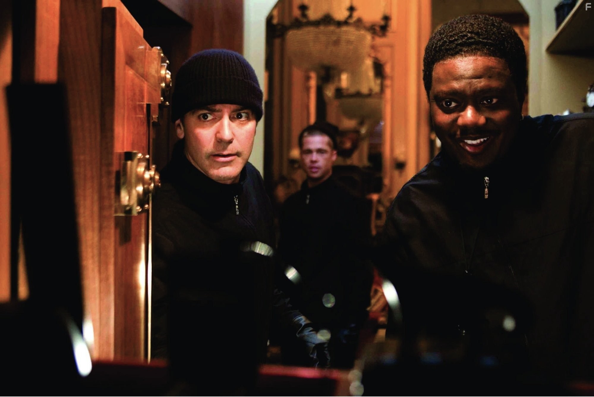 George Clooney and Bernie Mac in Двенадцать друзей Оушена (2004)