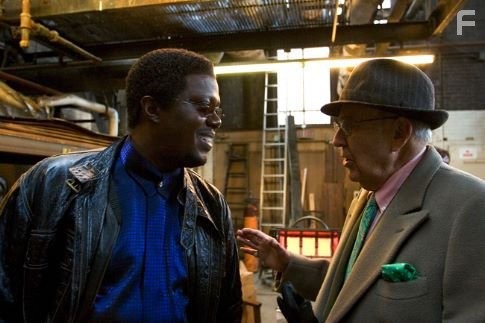Bernie Mac and Carl Reiner in Двенадцать друзей Оушена (2004)