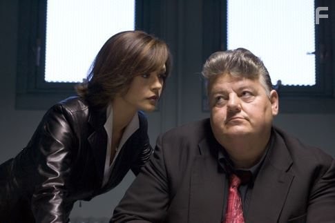 Robbie Coltrane and Catherine Zeta-Jones in Двенадцать друзей Оушена (2004)