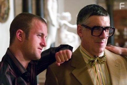Elliott Gould and Scott Caan in Двенадцать друзей Оушена (2004)
