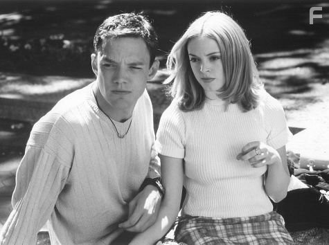 Matthew Lillard and Rose McGowan in Крик (1996)
