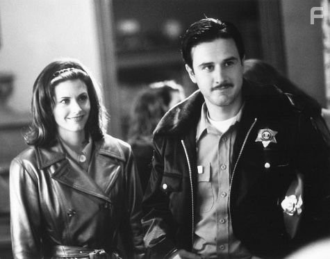 David Arquette and Courteney Cox in Крик (1996)