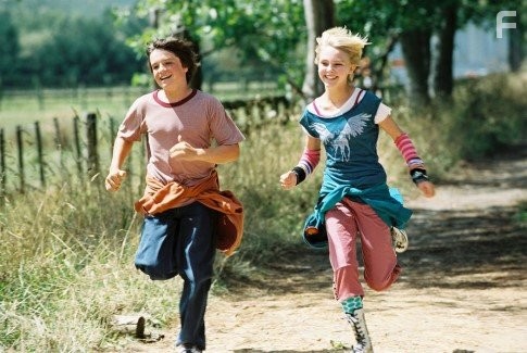 Josh Hutcherson and AnnaSophia Robb in Мост в Терабитию (2007)