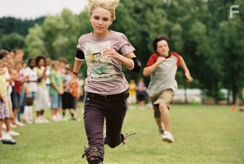Josh Hutcherson and AnnaSophia Robb in Мост в Терабитию (2007)