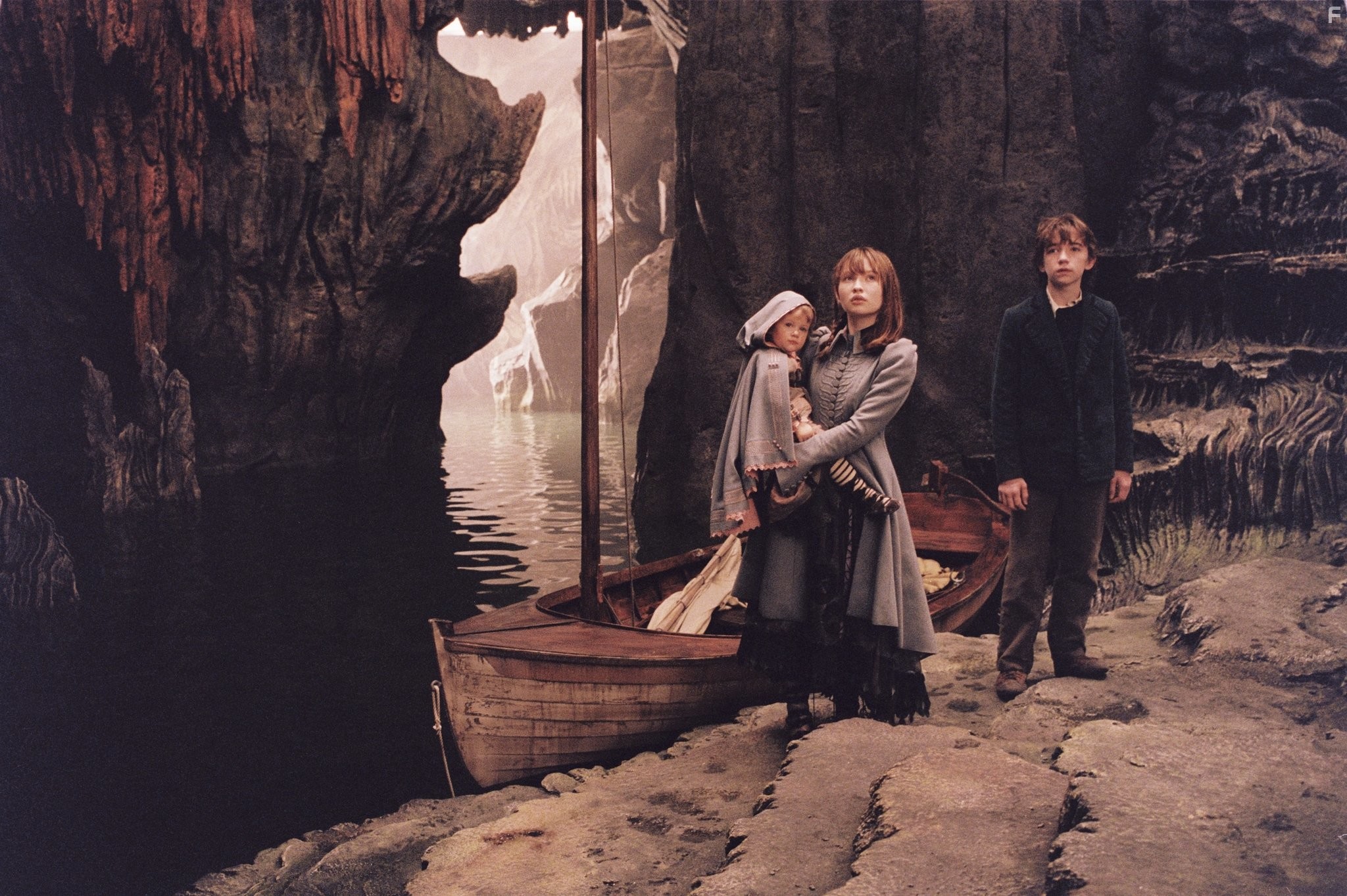 Liam Aiken, Emily Browning, and Shelby Hoffman in Лемони Сникет: 33 несчастья (2004)