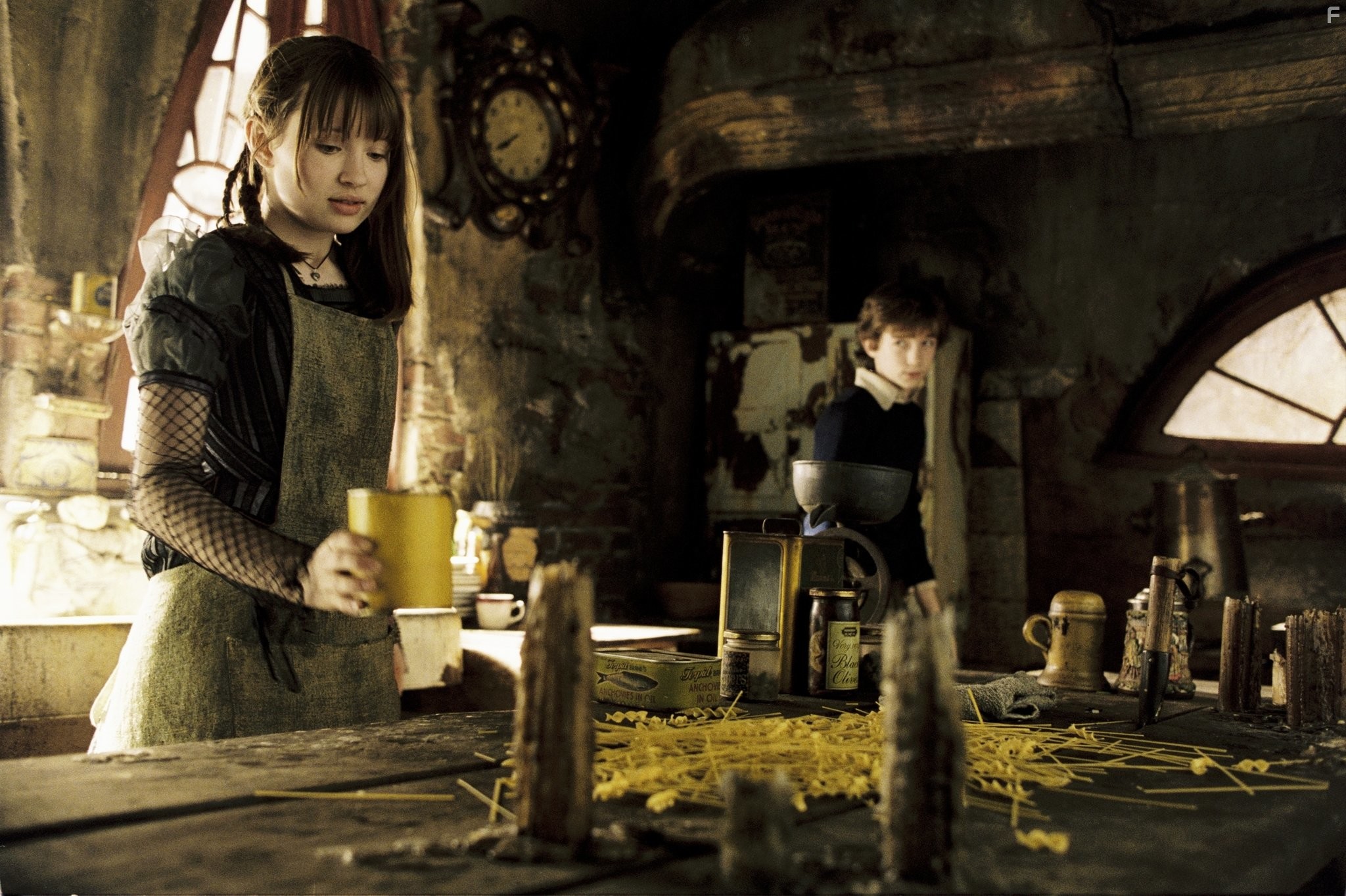 Liam Aiken and Emily Browning in Лемони Сникет: 33 несчастья (2004)