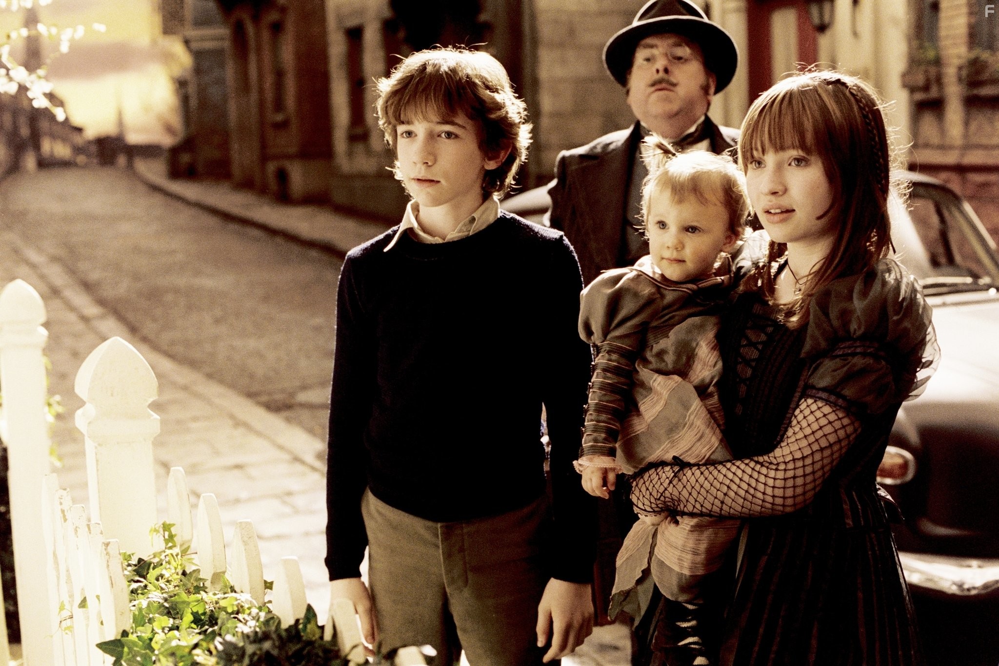 Timothy Spall, Liam Aiken, Emily Browning, and Shelby Hoffman in Лемони Сникет: 33 несчастья (2004)