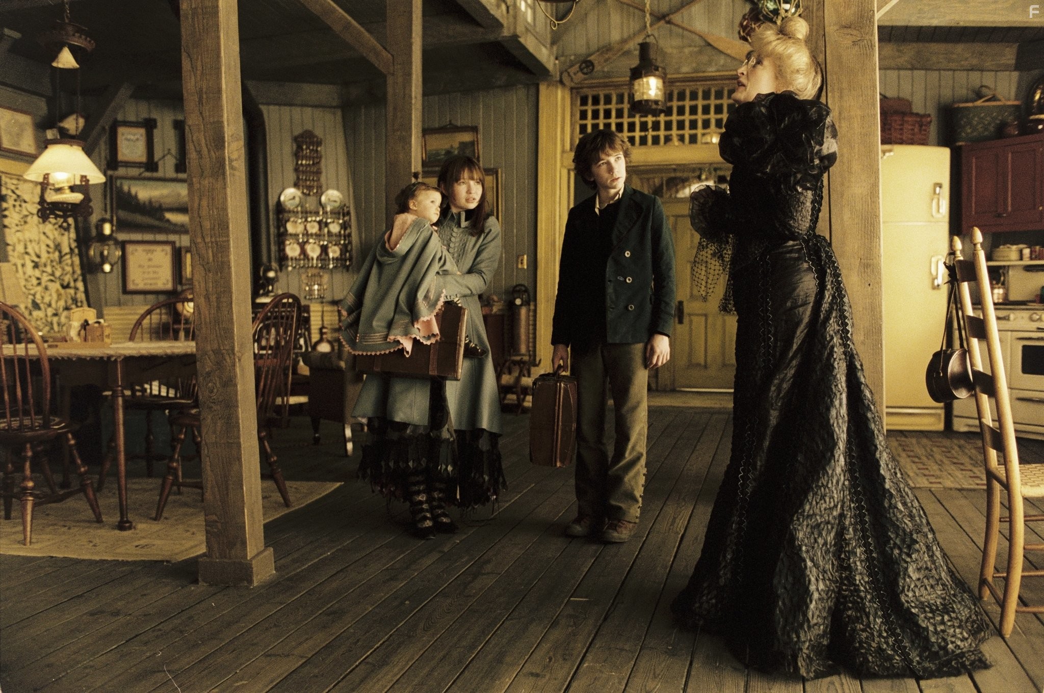 Meryl Streep, Liam Aiken, Emily Browning, and Shelby Hoffman in Лемони Сникет: 33 несчастья (2004)