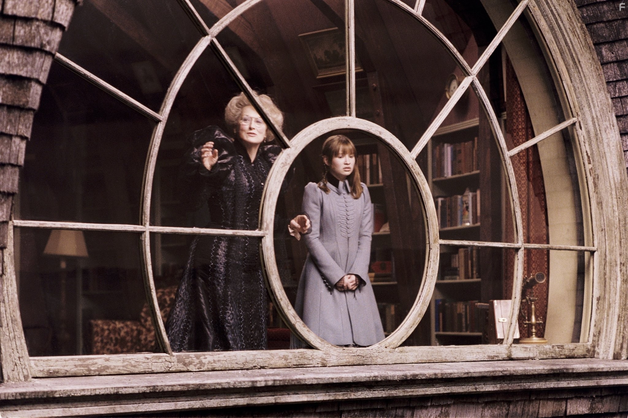 Meryl Streep and Emily Browning in Лемони Сникет: 33 несчастья (2004)