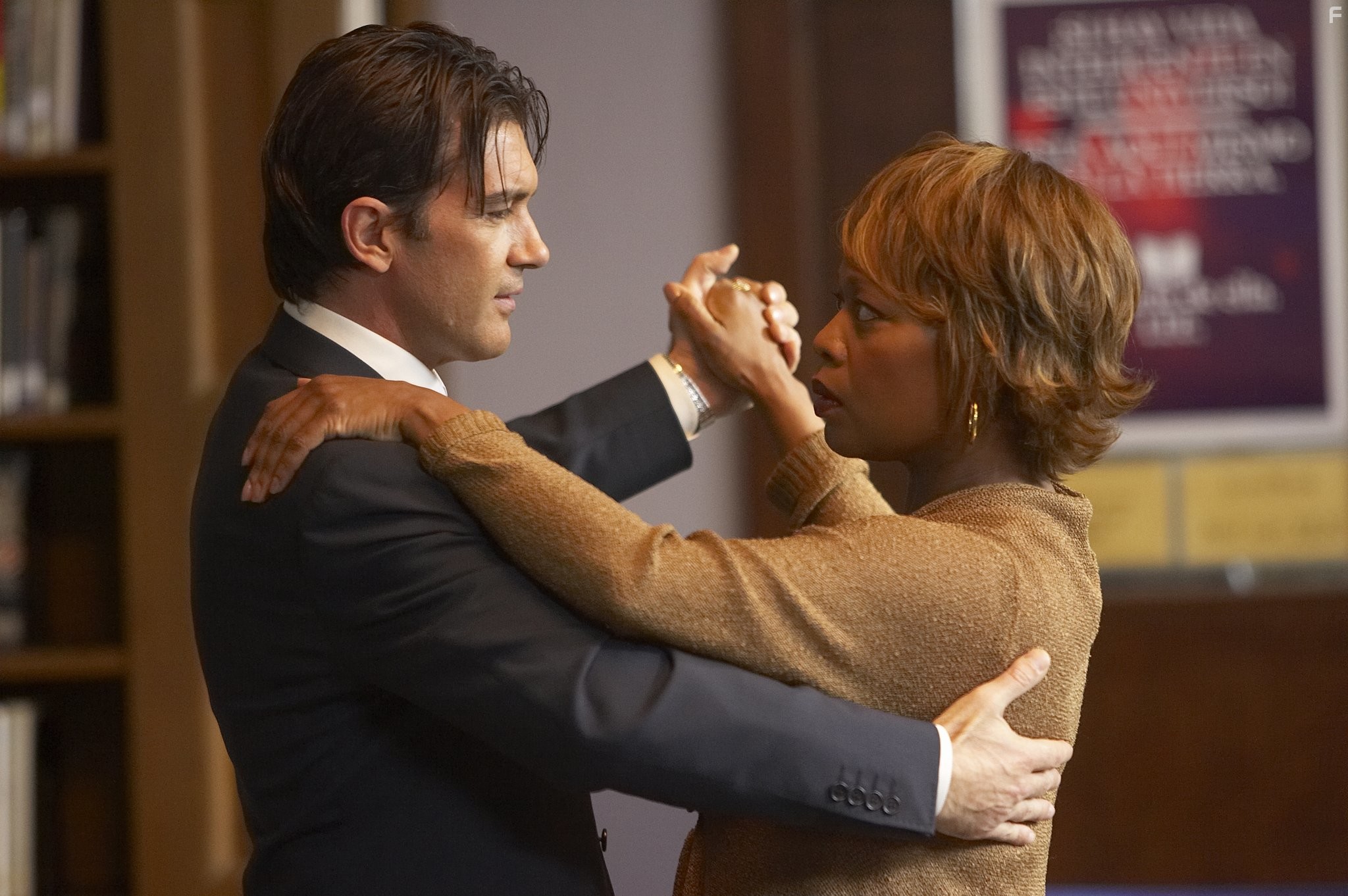 Antonio Banderas and Alfre Woodard in Держи ритм (2006)