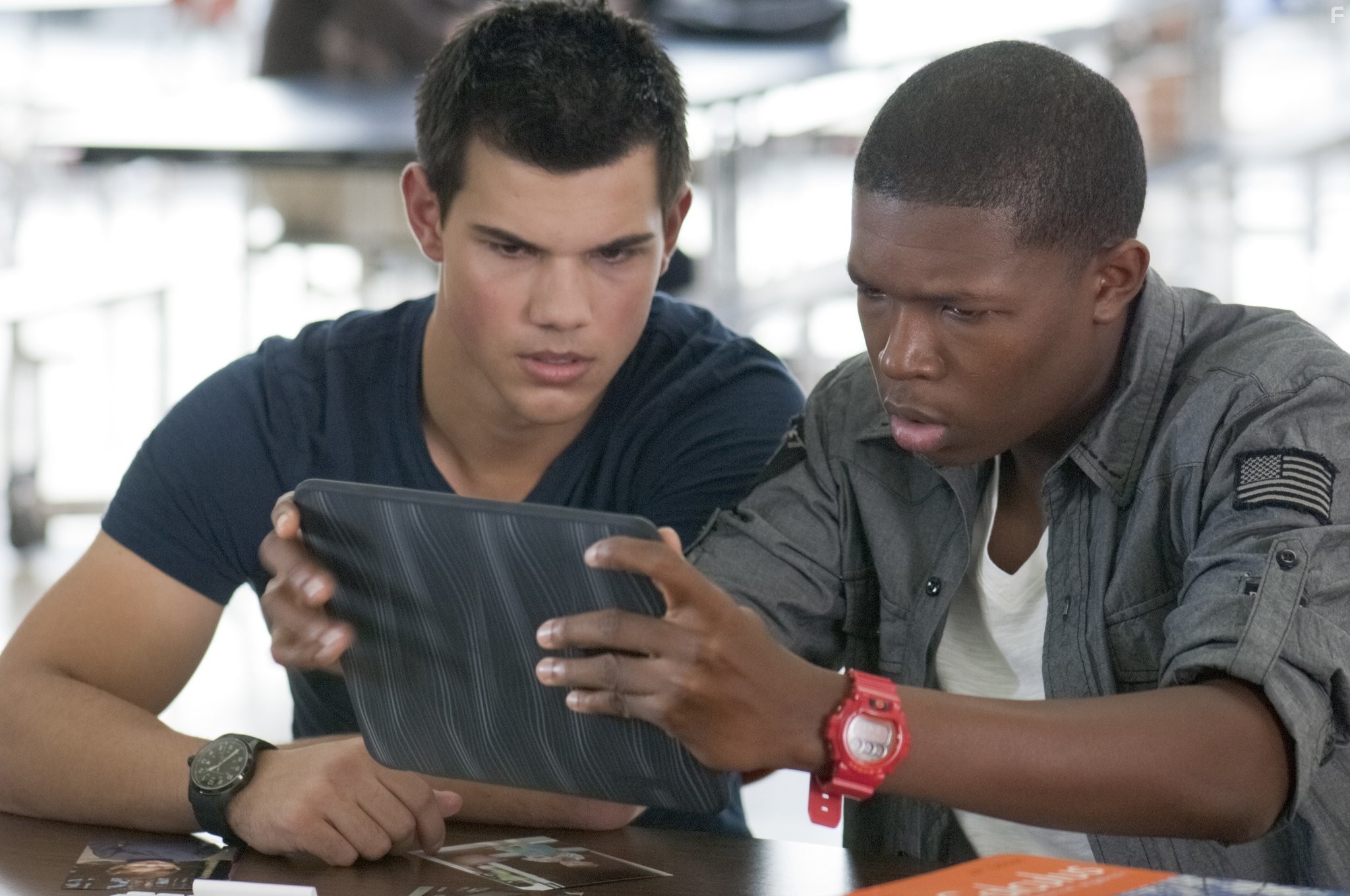 Denzel Whitaker and Taylor Lautner in Погоня (2011)