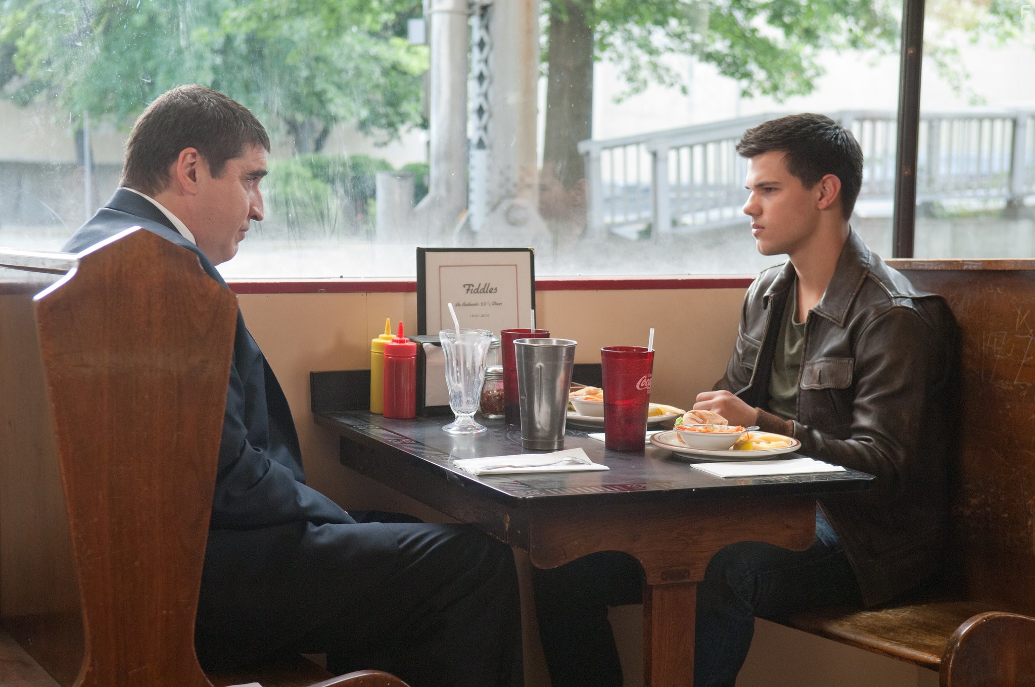 Alfred Molina and Taylor Lautner in Погоня (2011)