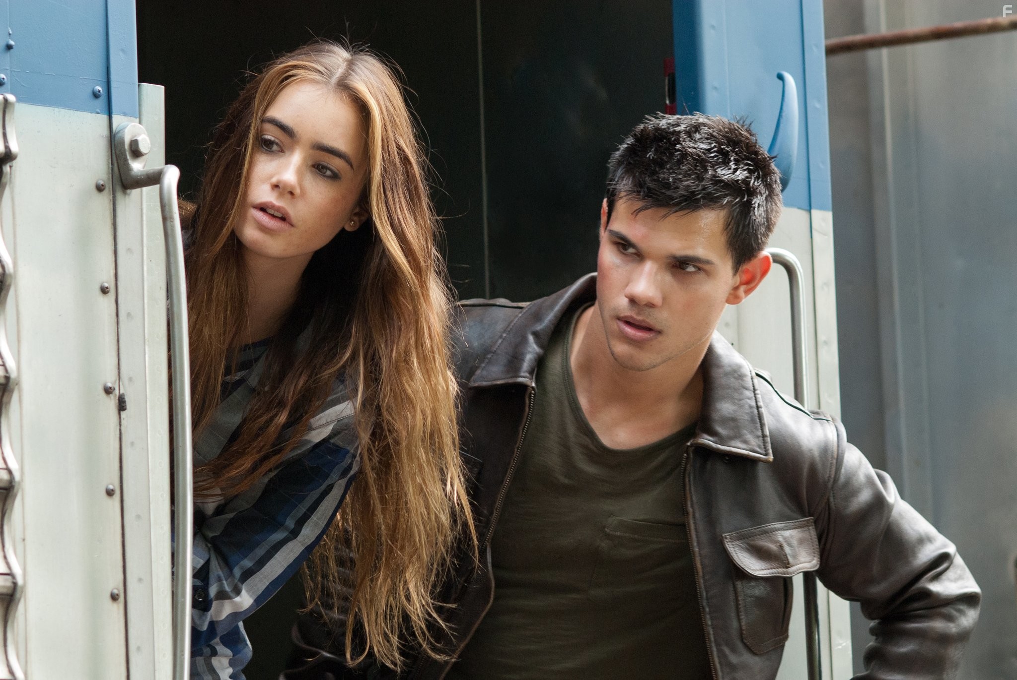 Taylor Lautner and Lily Collins in Погоня (2011)