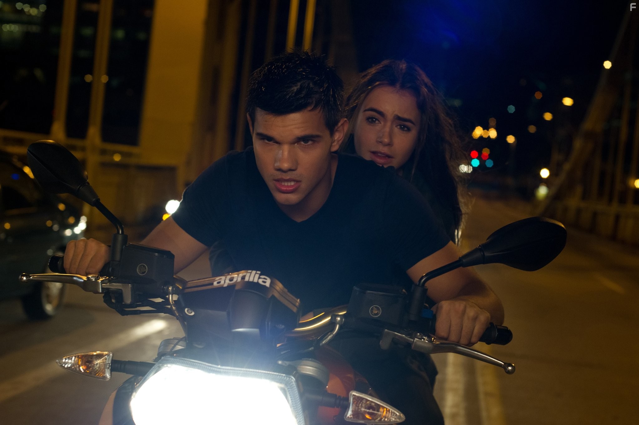 Taylor Lautner and Lily Collins in Погоня (2011)