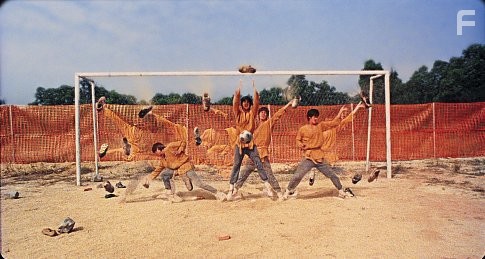 Stephen Chow and Kwok-Kwan Chan in Убойный футбол (2001)