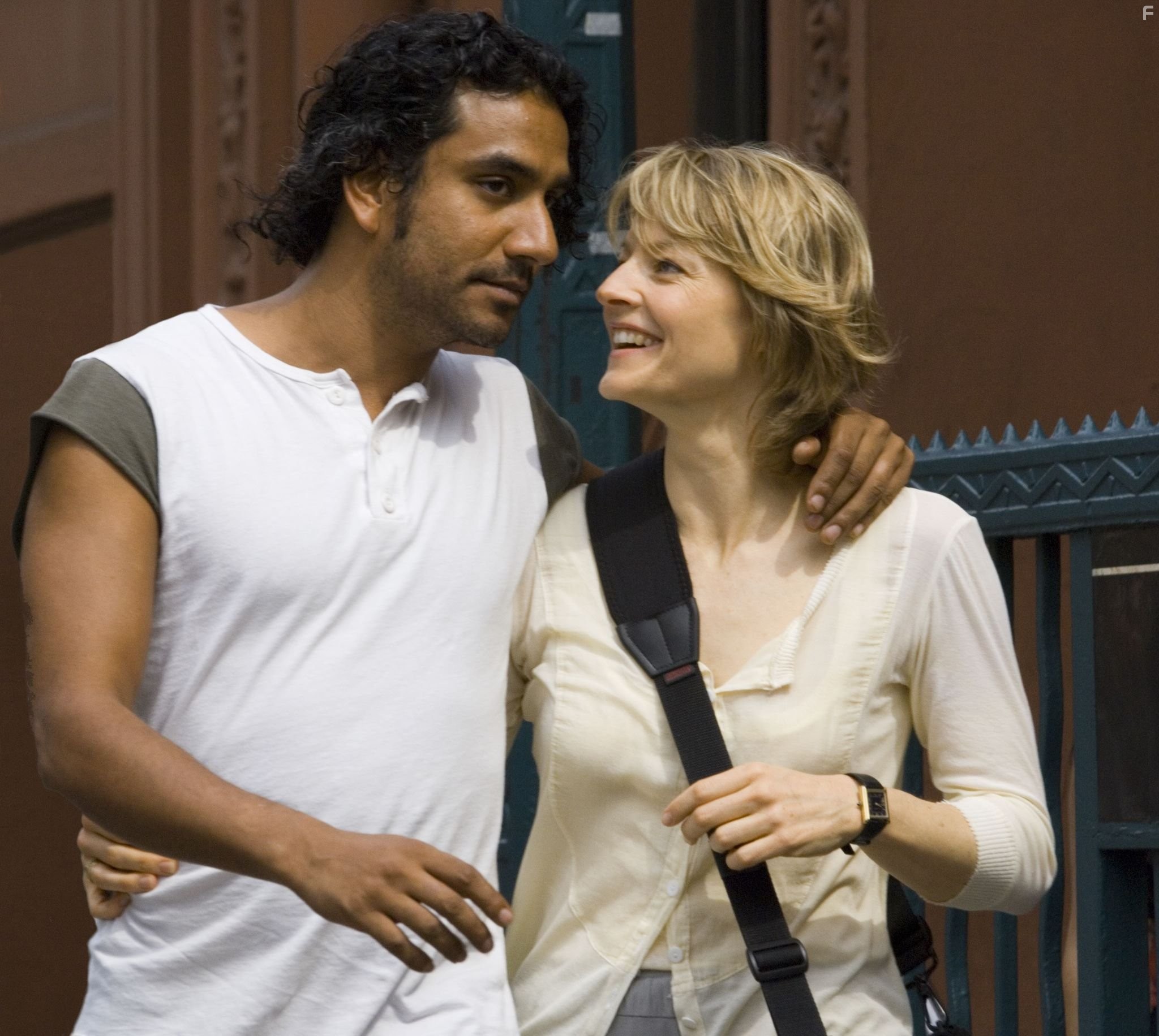 Jodie Foster and Naveen Andrews in Отважная (2007)