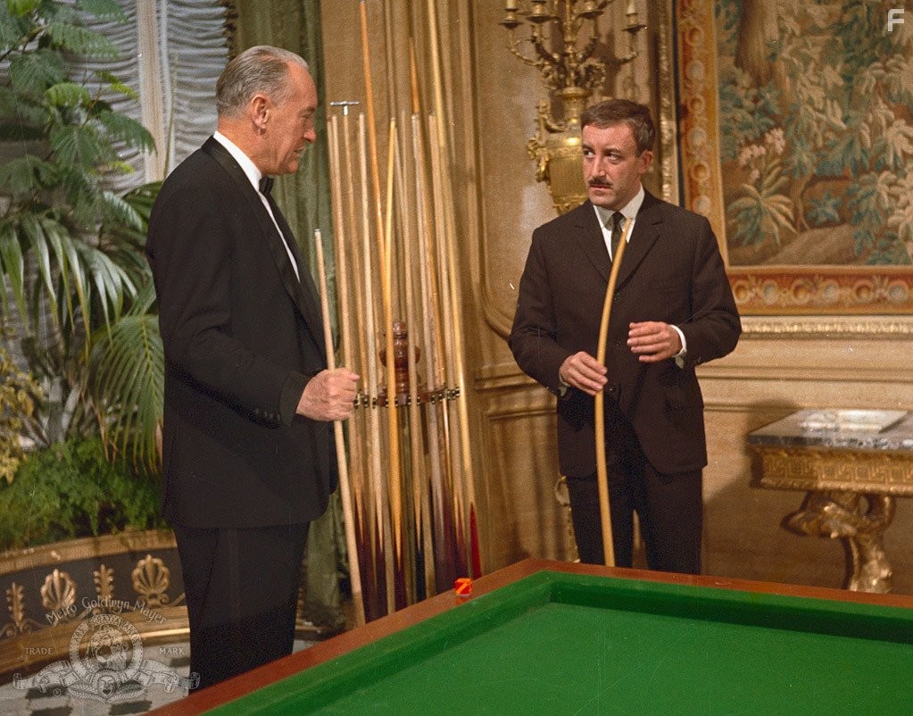 Peter Sellers and George Sanders in Выстрел в темноте (1964)