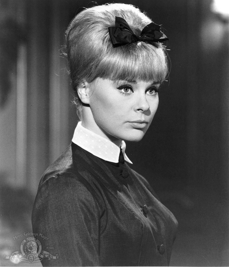 Elke Sommer in Выстрел в темноте (1964)