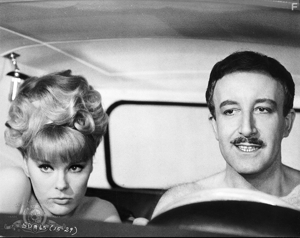 Peter Sellers and Elke Sommer in Выстрел в темноте (1964)