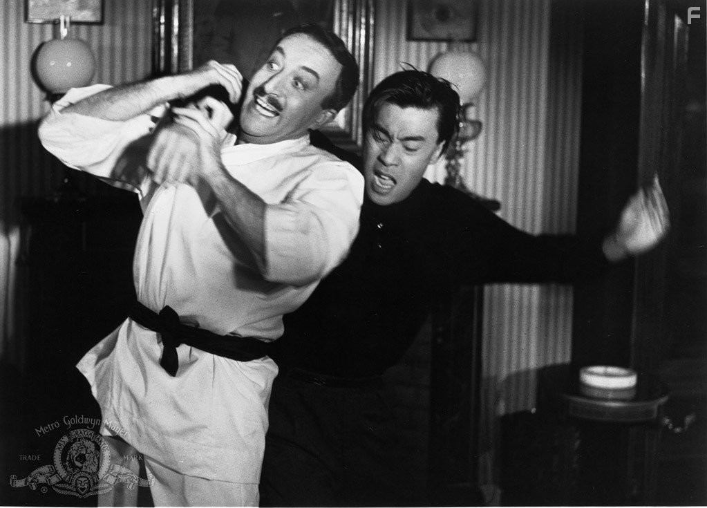 Peter Sellers and Burt Kwouk in Выстрел в темноте (1964)