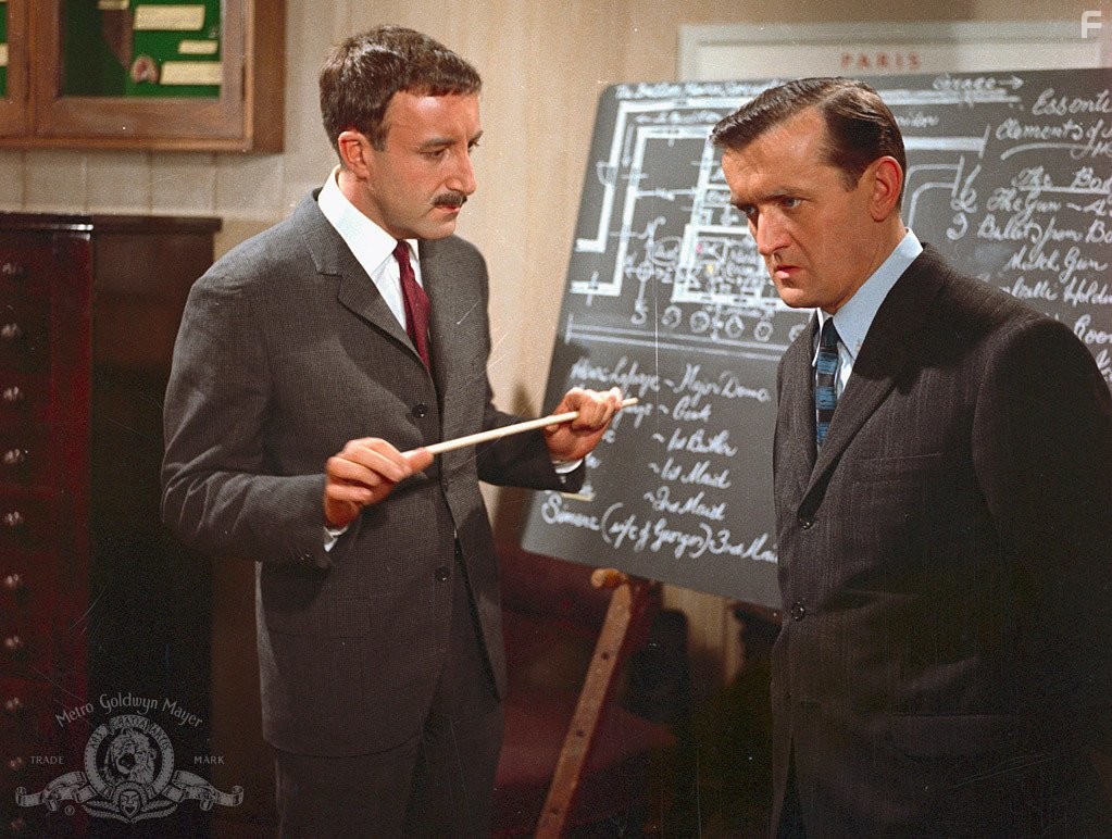 Peter Sellers and Graham Stark in Выстрел в темноте (1964)
