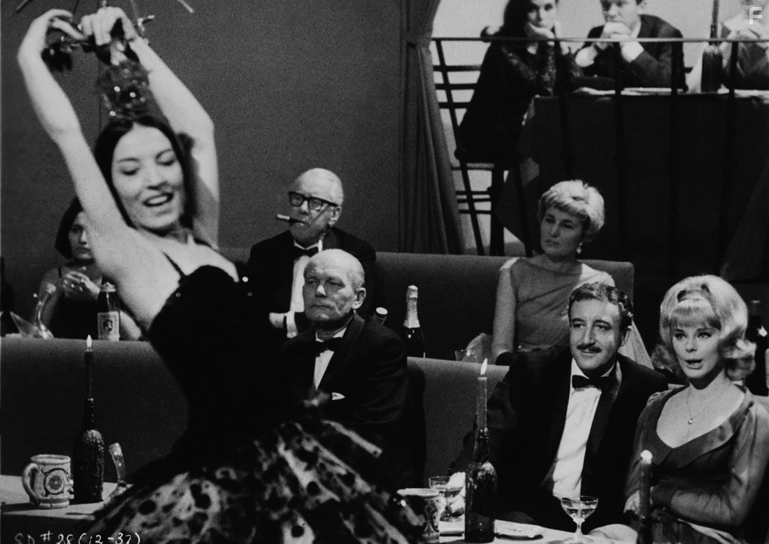 Peter Sellers and Elke Sommer in Выстрел в темноте (1964)