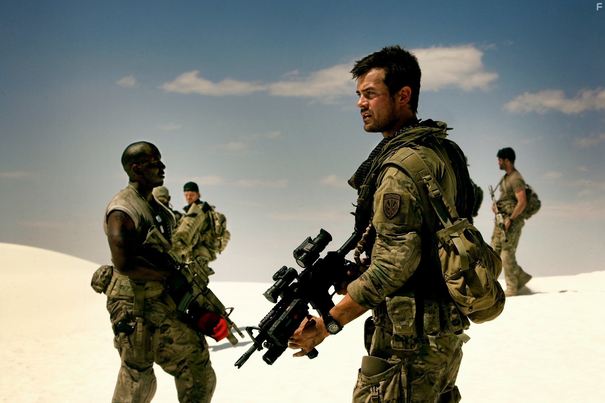 Josh Duhamel and Tyrese Gibson in Трансформеры (2007)