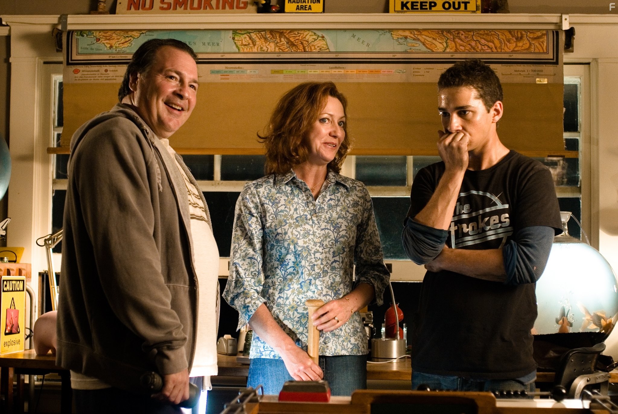 Kevin Dunn, Shia LaBeouf, and Julie White in Трансформеры (2007)