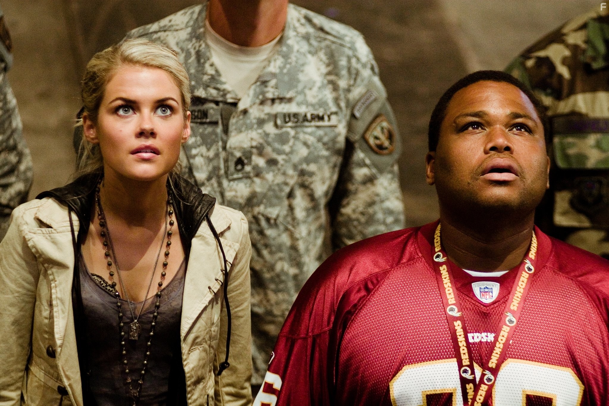 Anthony Anderson and Rachael Taylor in Трансформеры (2007)