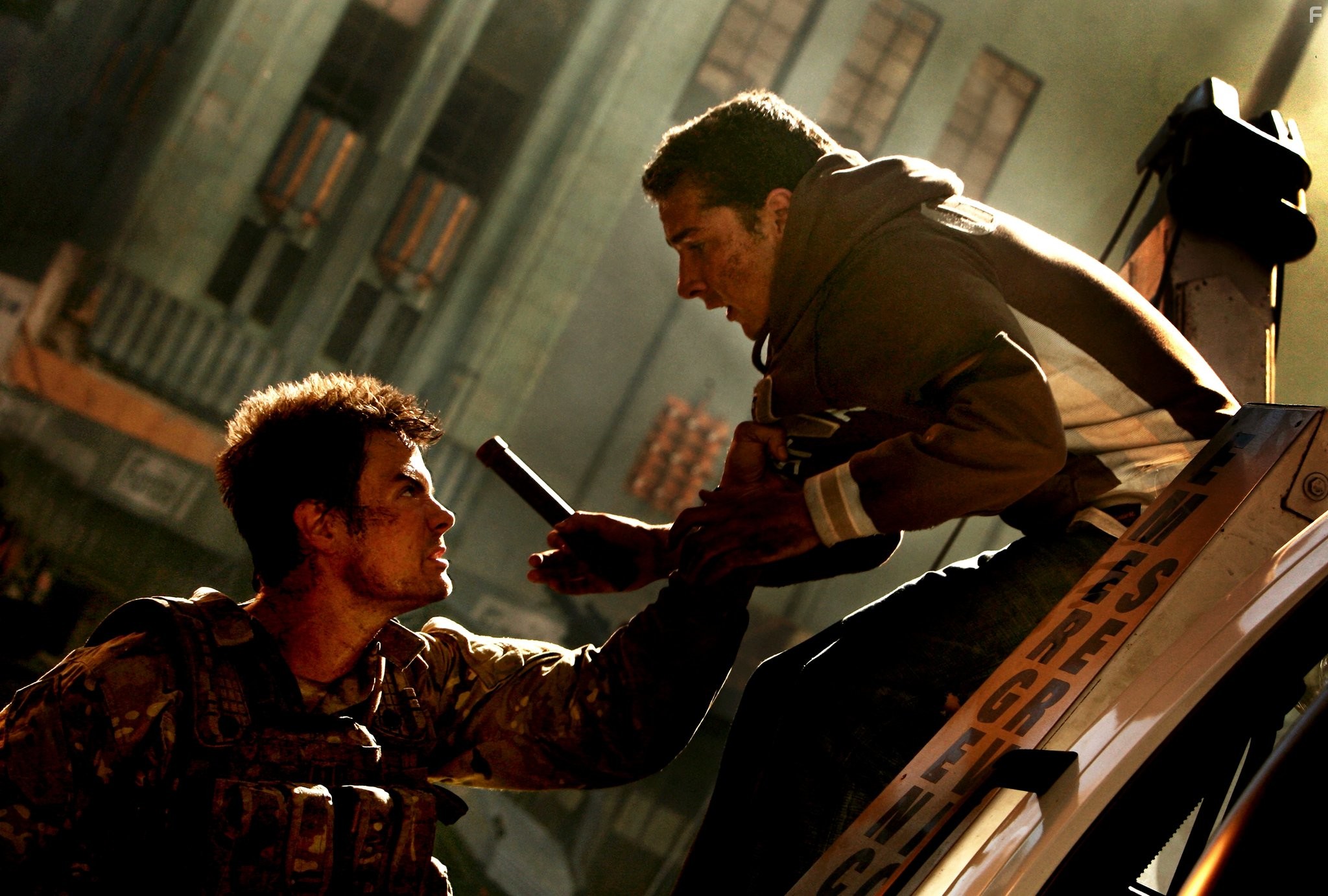 Josh Duhamel and Shia LaBeouf in Трансформеры (2007)