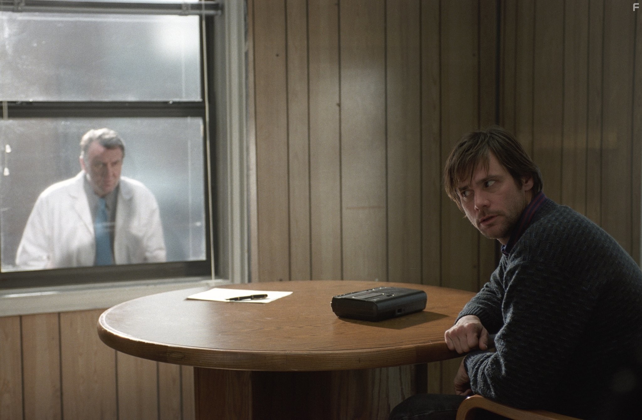 Jim Carrey and Tom Wilkinson in Вечное сияние чистого разума (2004)