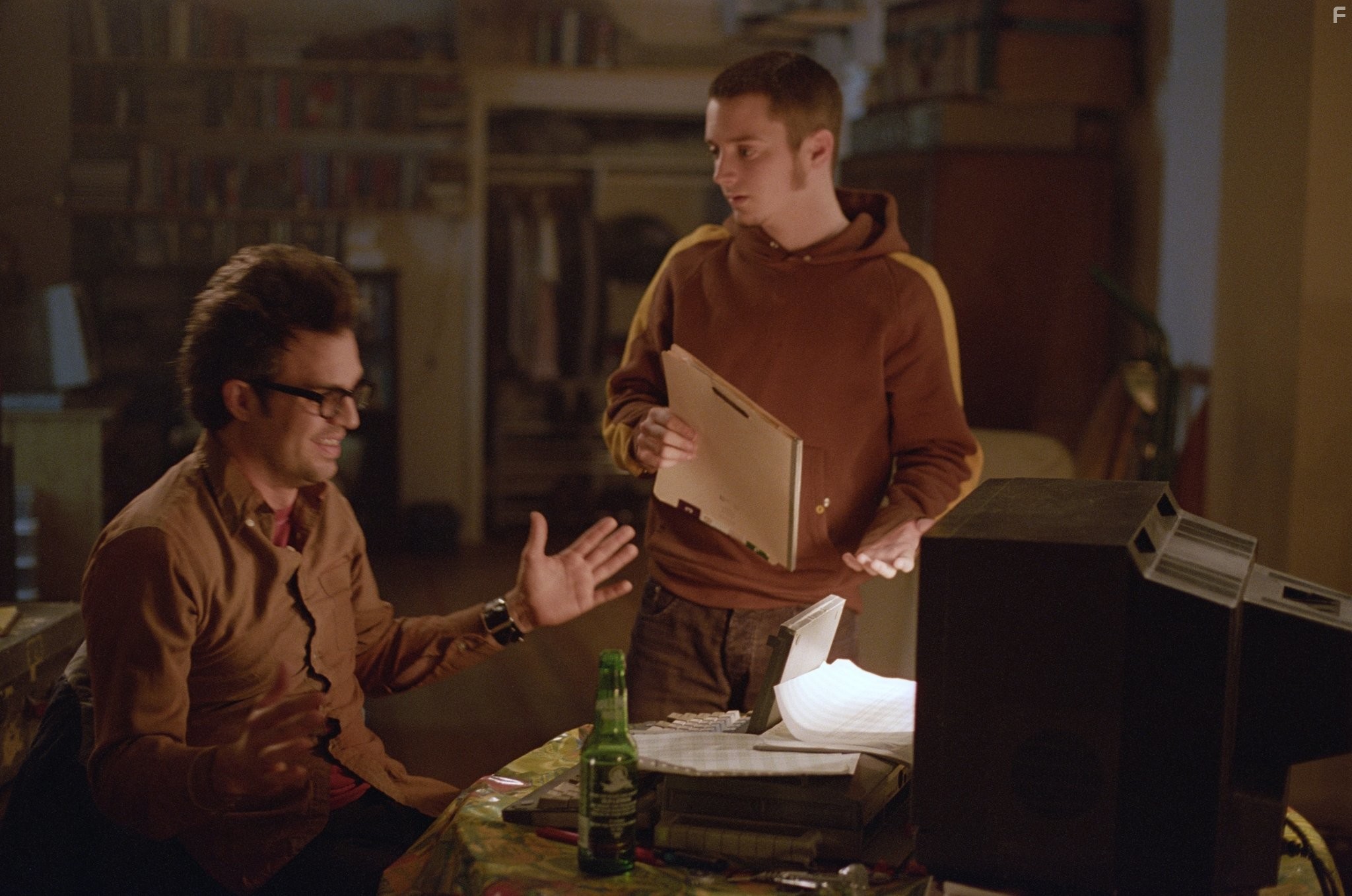 Elijah Wood and Mark Ruffalo in Вечное сияние чистого разума (2004)