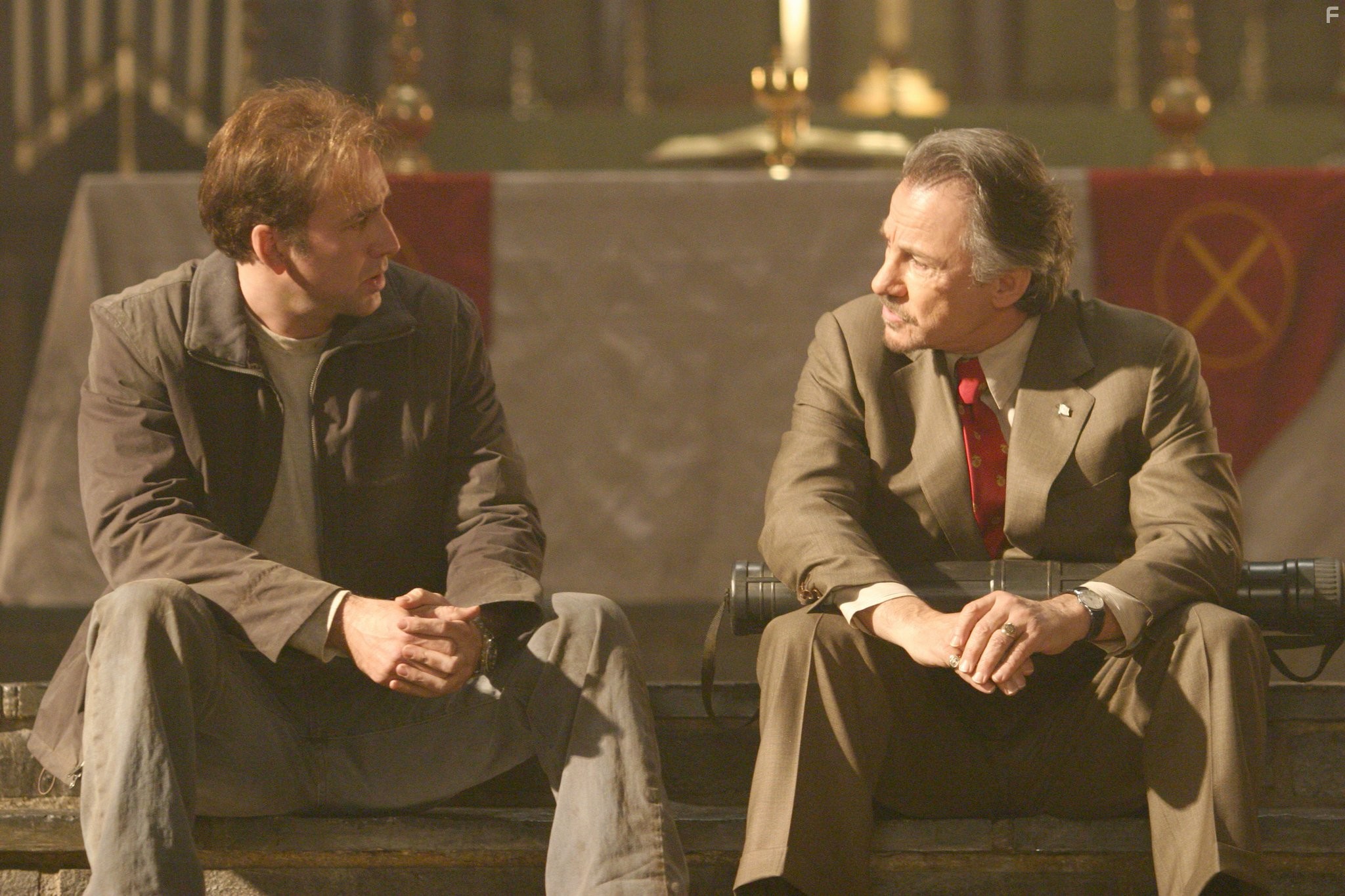 Nicolas Cage and Harvey Keitel in Сокровище нации (2004)