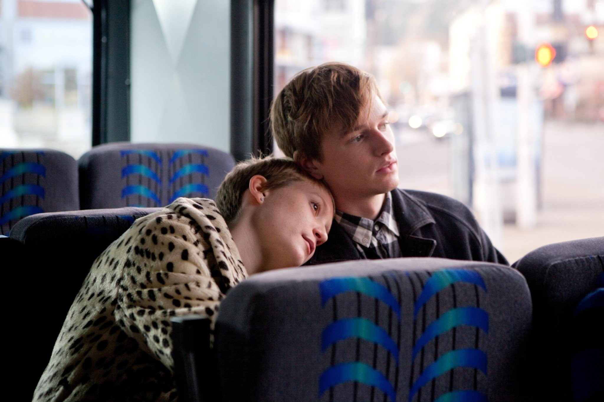 Henry Hopper and Mia Wasikowska in Не сдавайся (2011)