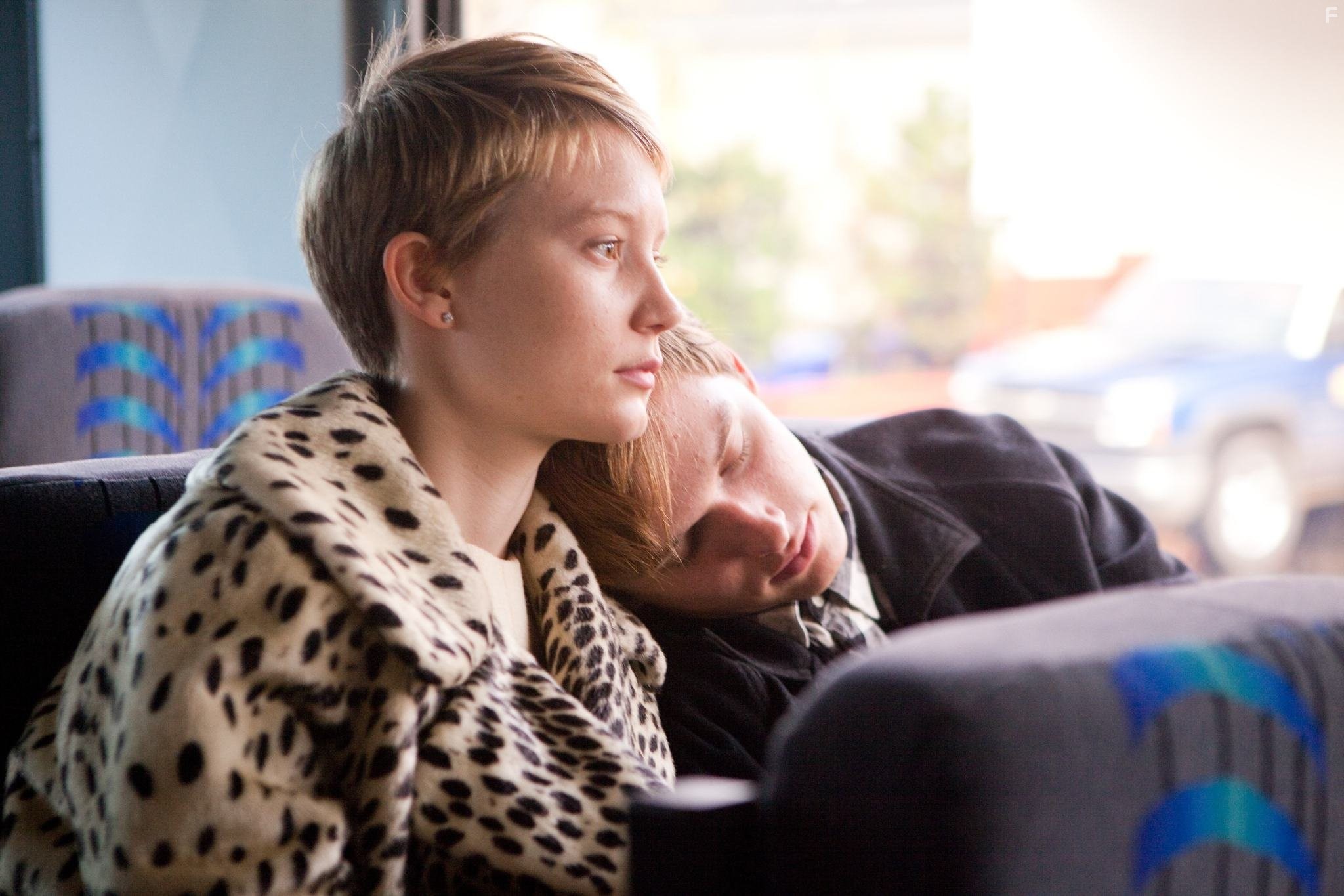 Henry Hopper and Mia Wasikowska in Не сдавайся (2011)