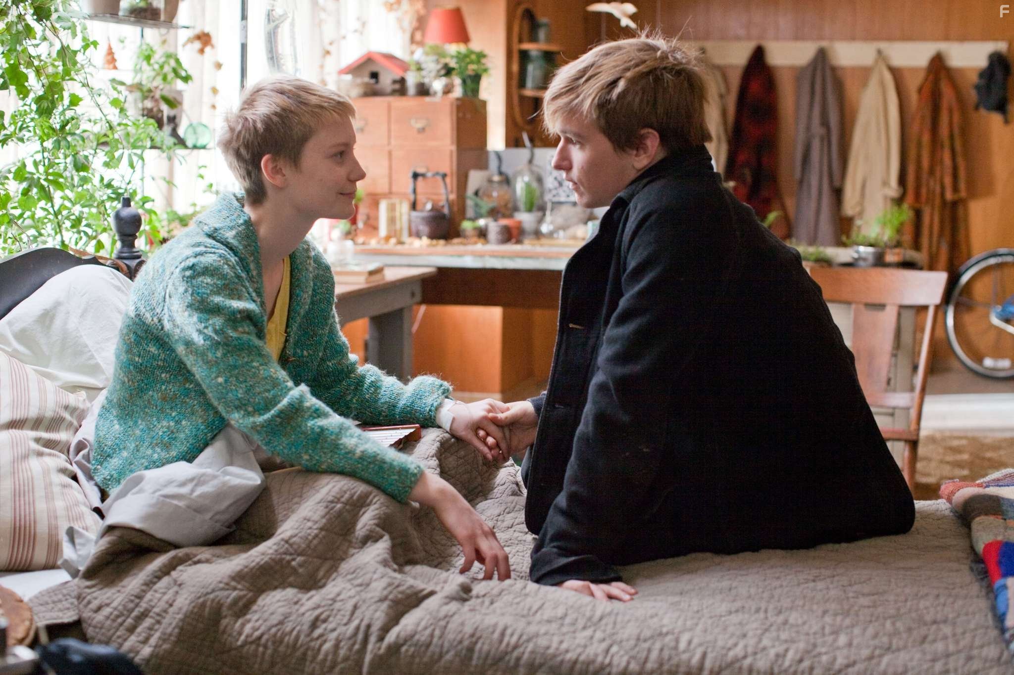 Henry Hopper and Mia Wasikowska in Не сдавайся (2011)