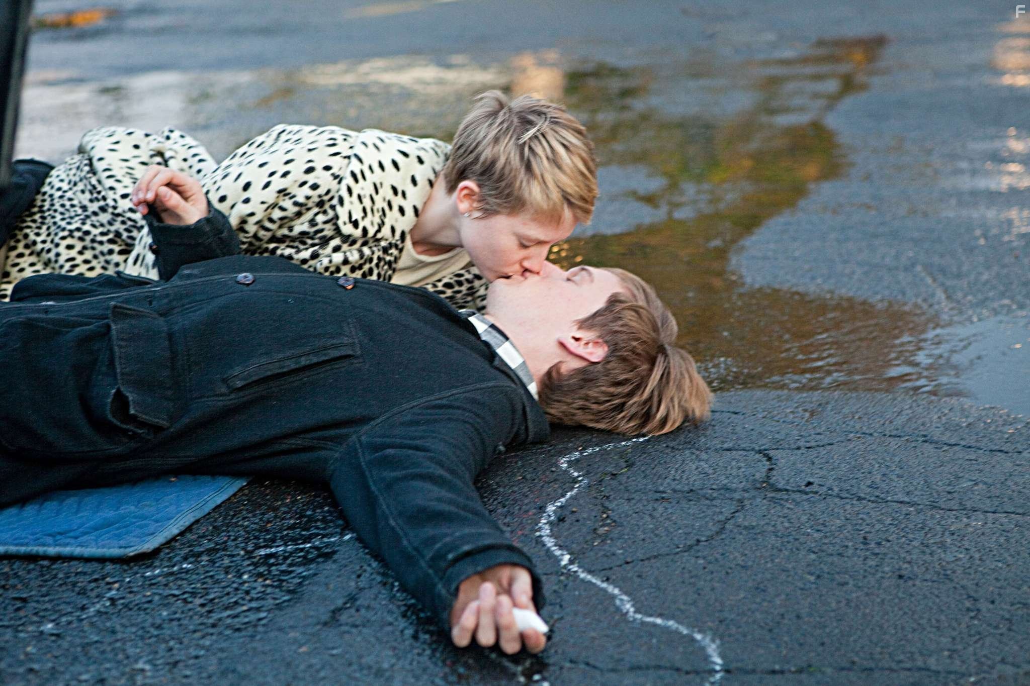 Henry Hopper and Mia Wasikowska in Не сдавайся (2011)