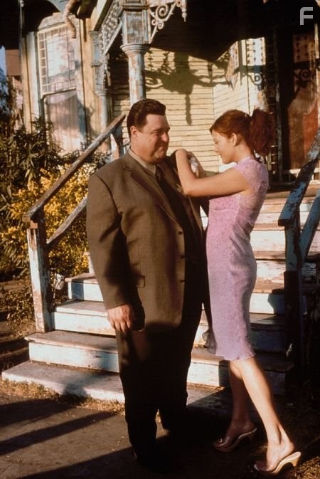 Liv Tyler and John Goodman in Ночь в баре Маккула (2001)