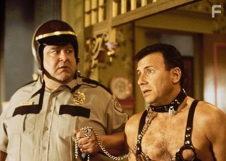 John Goodman and Paul Reiser in Ночь в баре Маккула (2001)