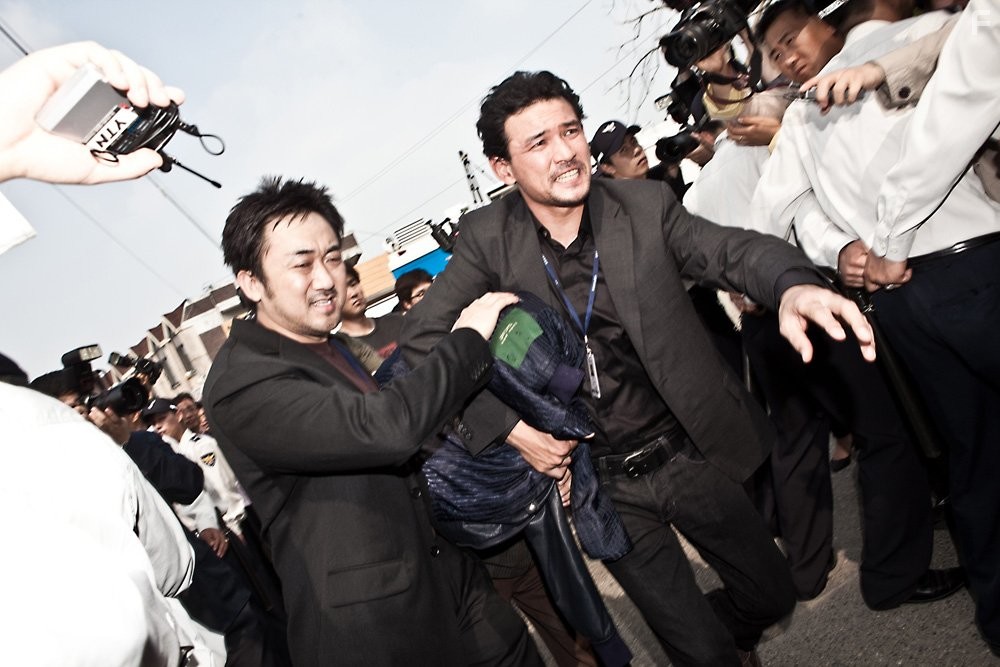 Jung-min Hwang and Dong-seok Ma in Boo-dang-geo-rae (2010)