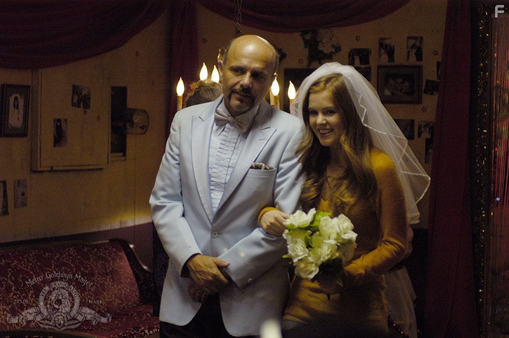 Joe Pantoliano and Isla Fisher in Женюсь на первой встречной (2006)
