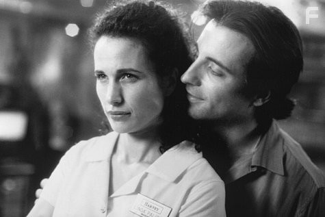 Andy Garcia and Andie MacDowell in Спекулянт (1999)