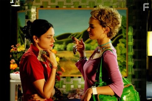 Natalie Portman and Norah Jones in Мои черничные ночи (2007)
