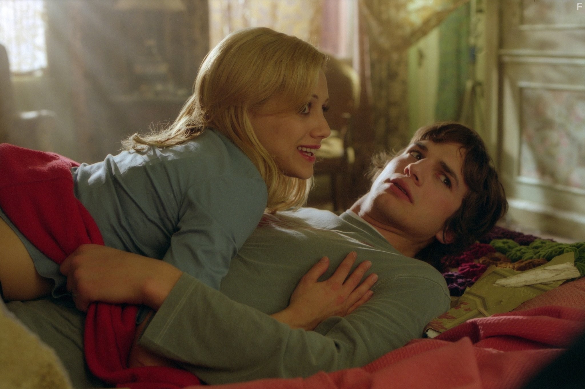 Ashton Kutcher and Brittany Murphy in Молодожёны (2003)